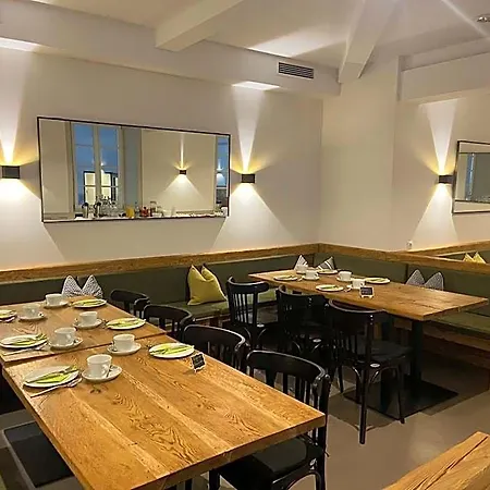 Otel Restaurant Goldenes Ross Gollheim